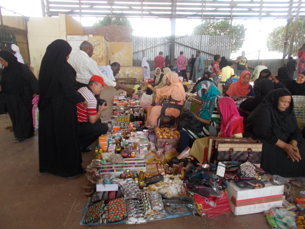تجارة المنتجات السودانية بأسوان