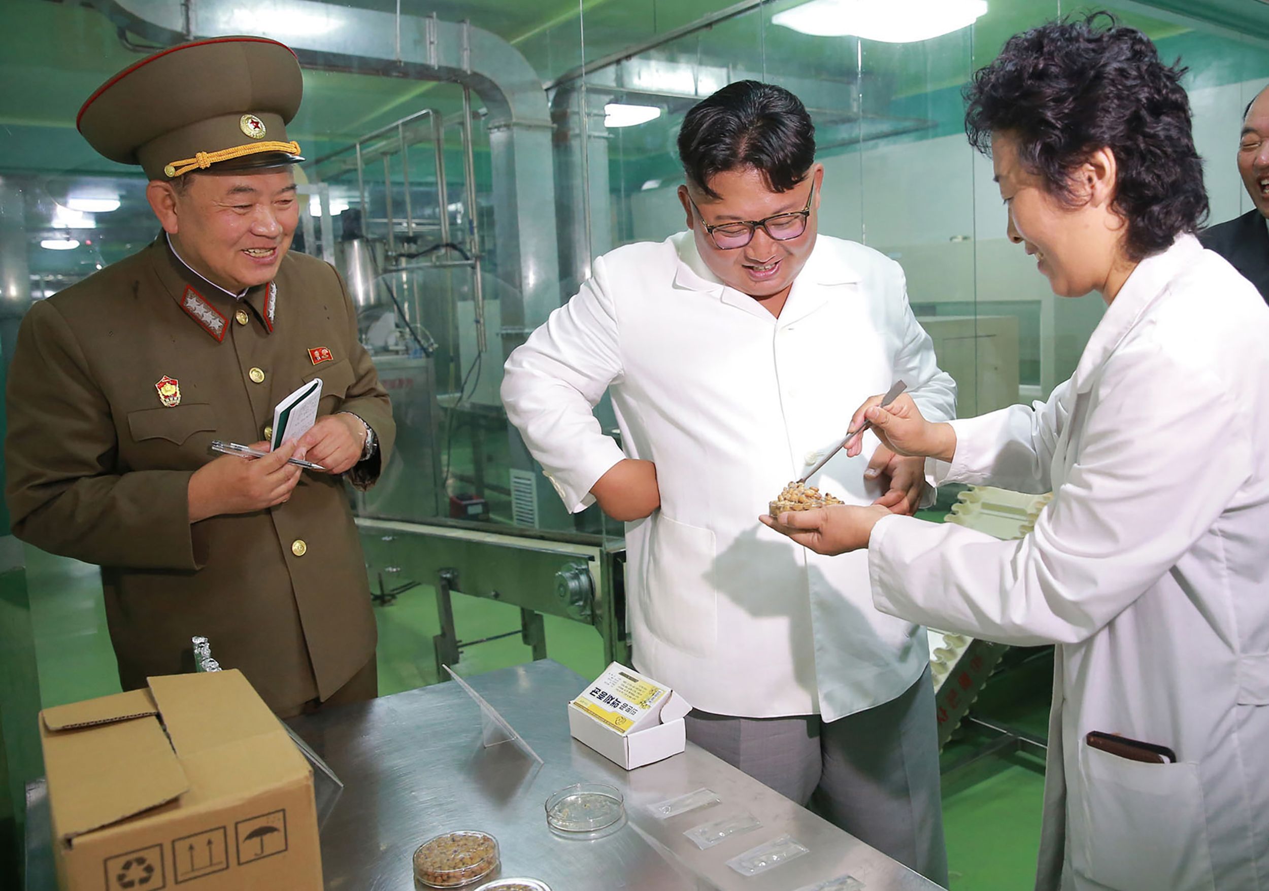  فحص زعيم كوريا الشمالية لأحد منتجات المصنع 