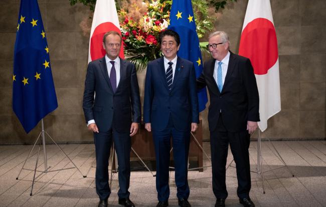 يونكر وتوسك يتوسطهما رئيس وزراء اليابان