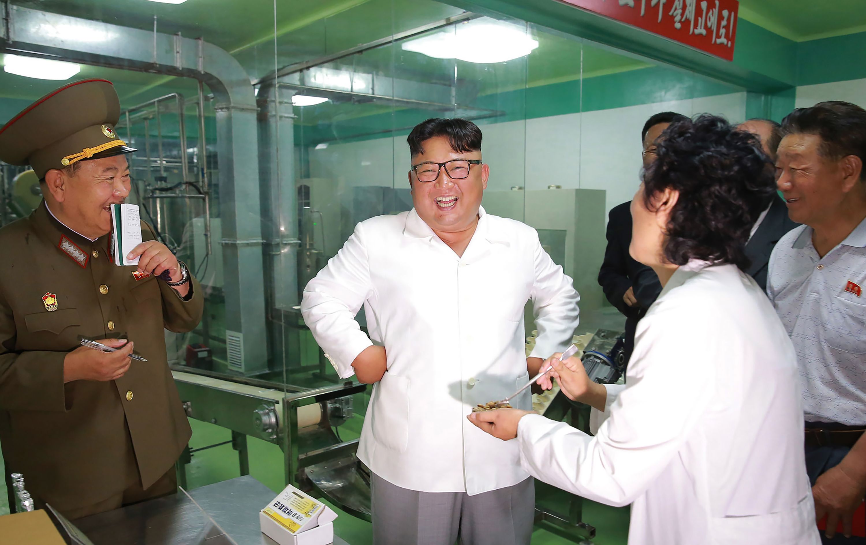 وصول زعيم كوريا الشمالية للمصنع 
