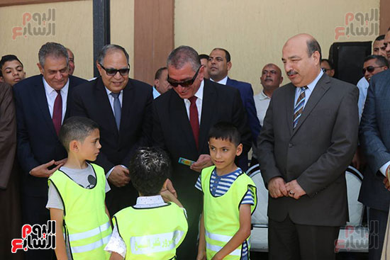 محافظ كفر الشيخ يسلم الاطفال رخصة القيادة التشجيعية