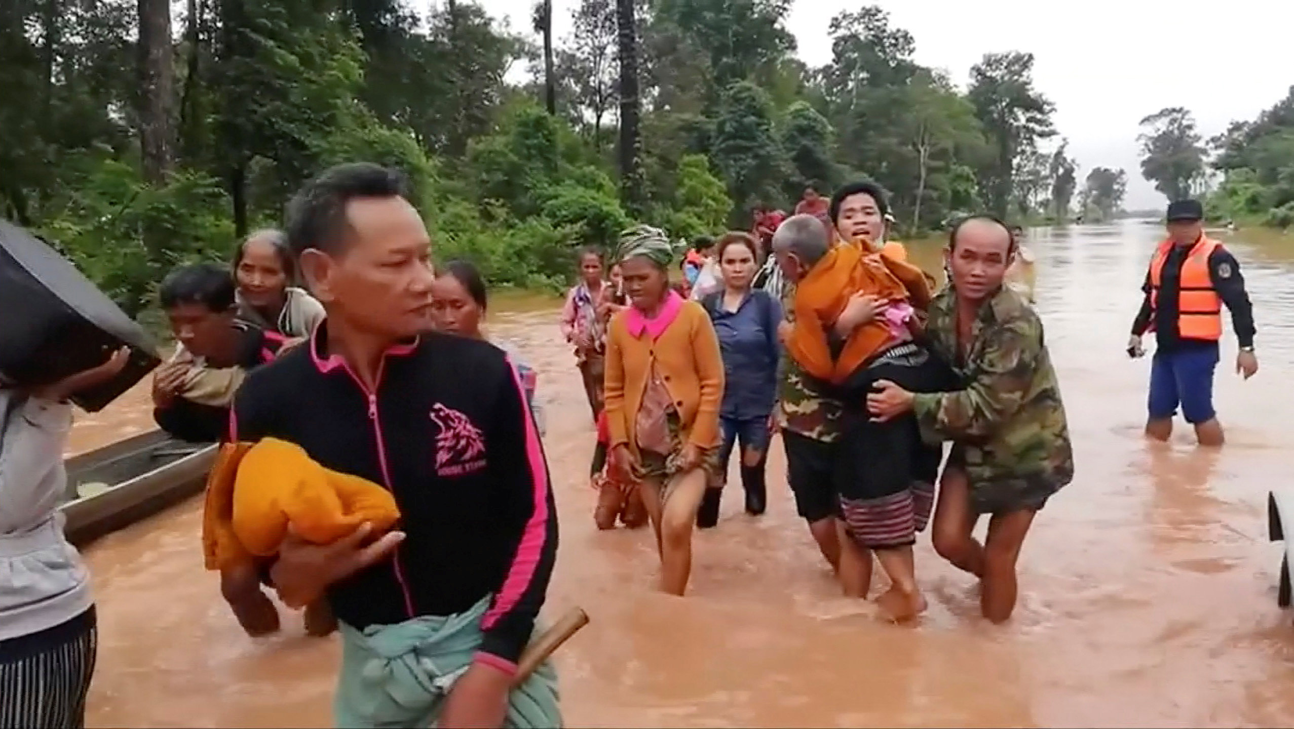  المواطنون فى لاوس بعد انهيار السد 