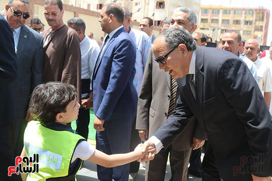 مدير أمن كفر الشيخ يسلم على طفل تعلم فن قيادة السيارات