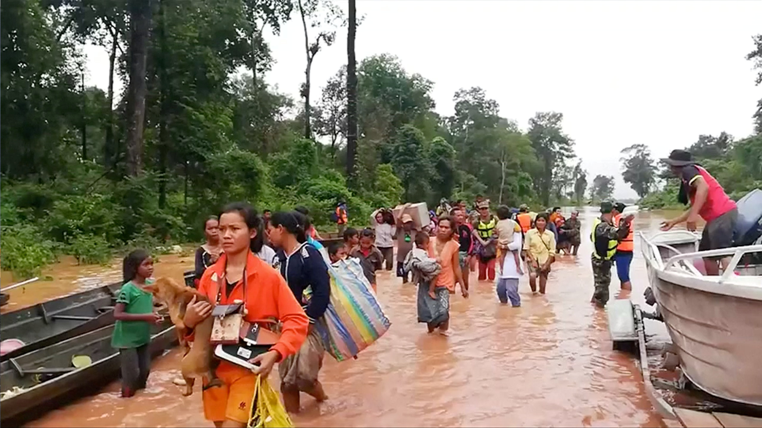 مواطنات لاوس بعد غمر المياة لاوس 