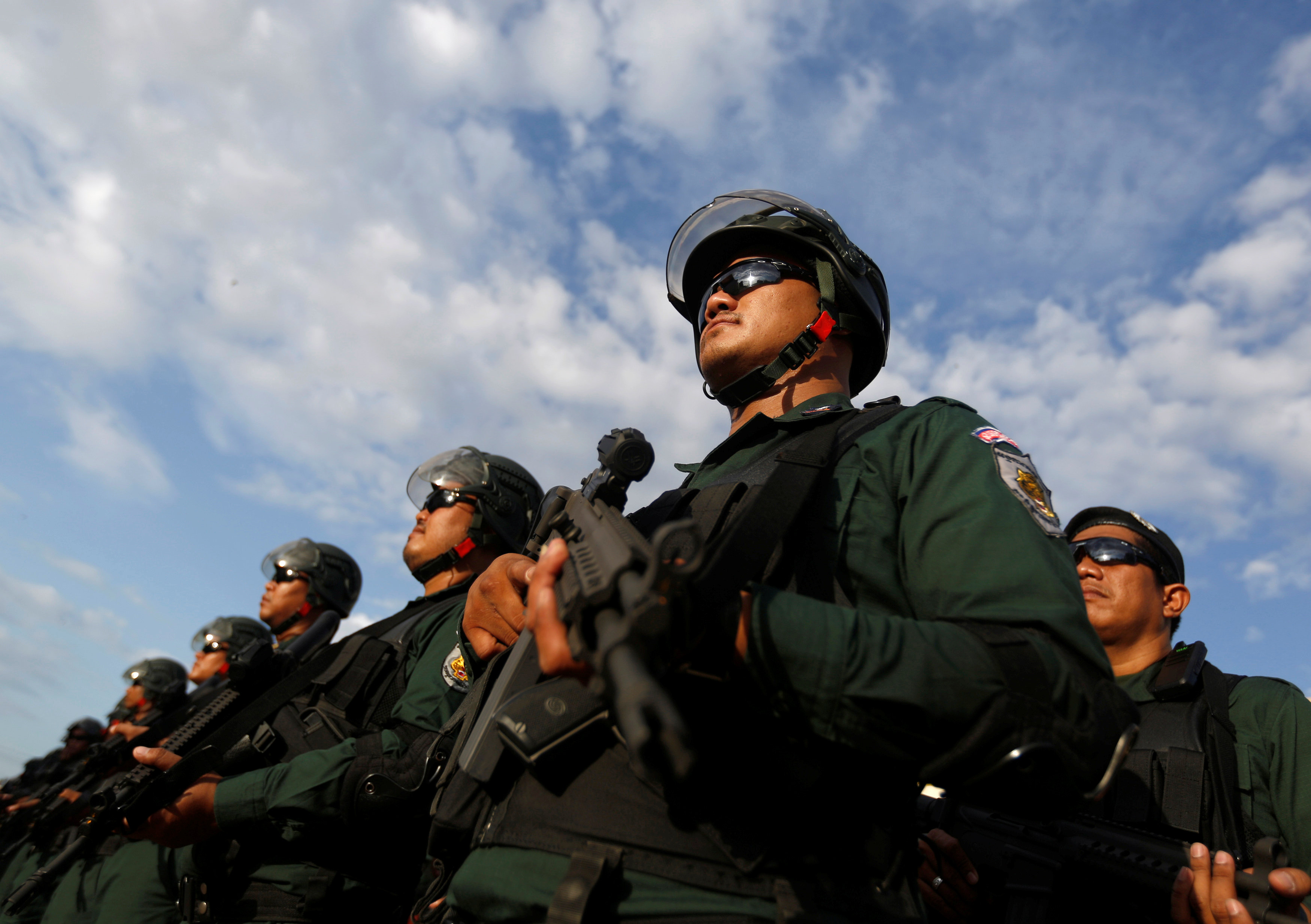 استعراض قوات الأمن فى كمبوديا للقوة 