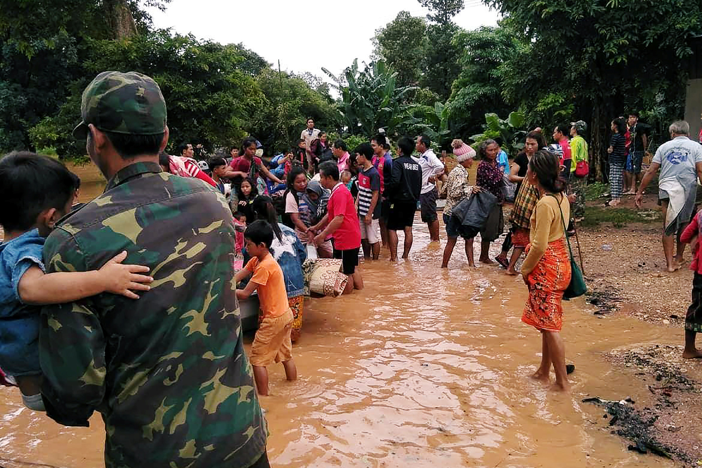 فرق الإنقاذ فى لاوس 
