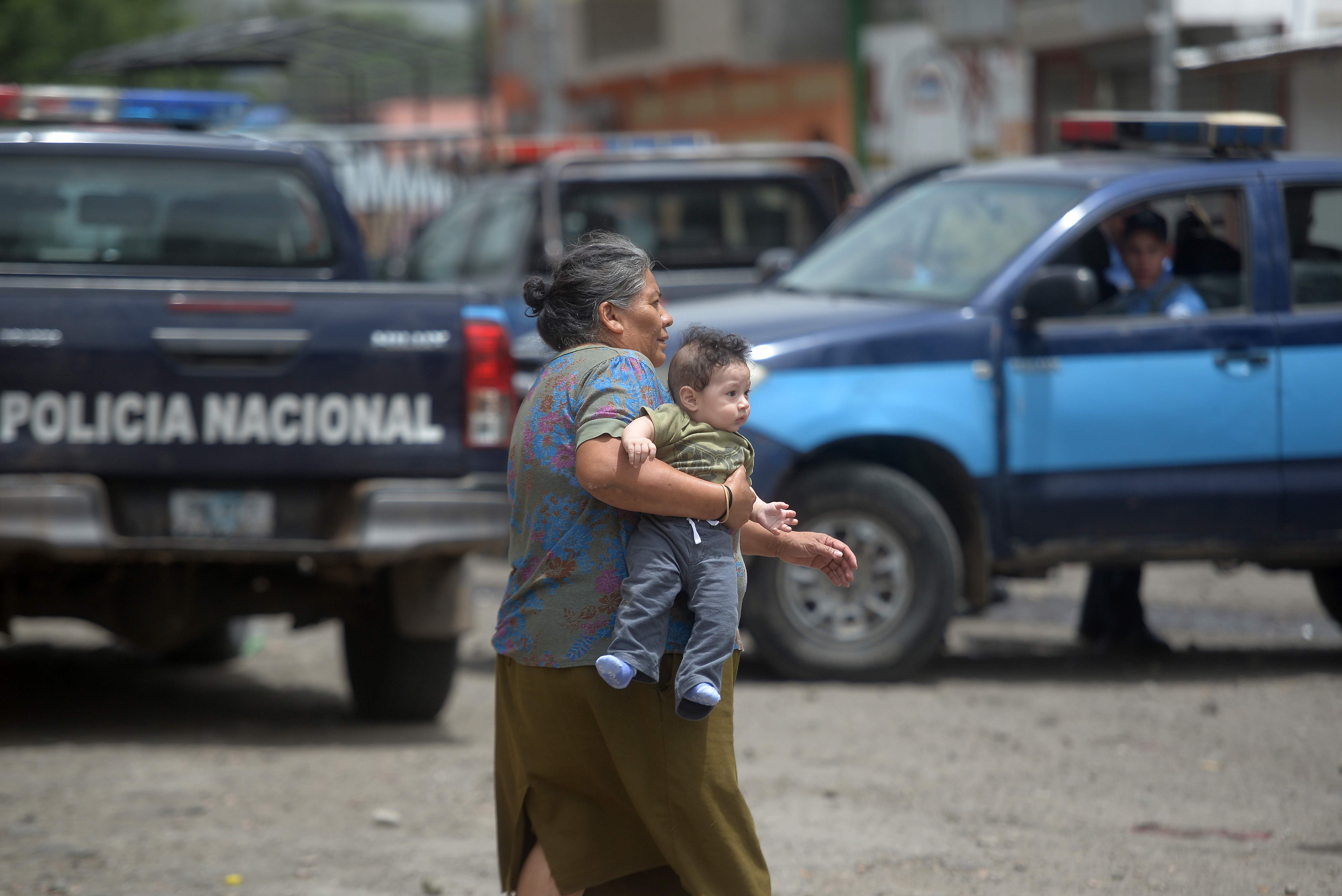  سيدة تحمل طفلها وسط التواجد الأمنى فى نيكاراجوا 