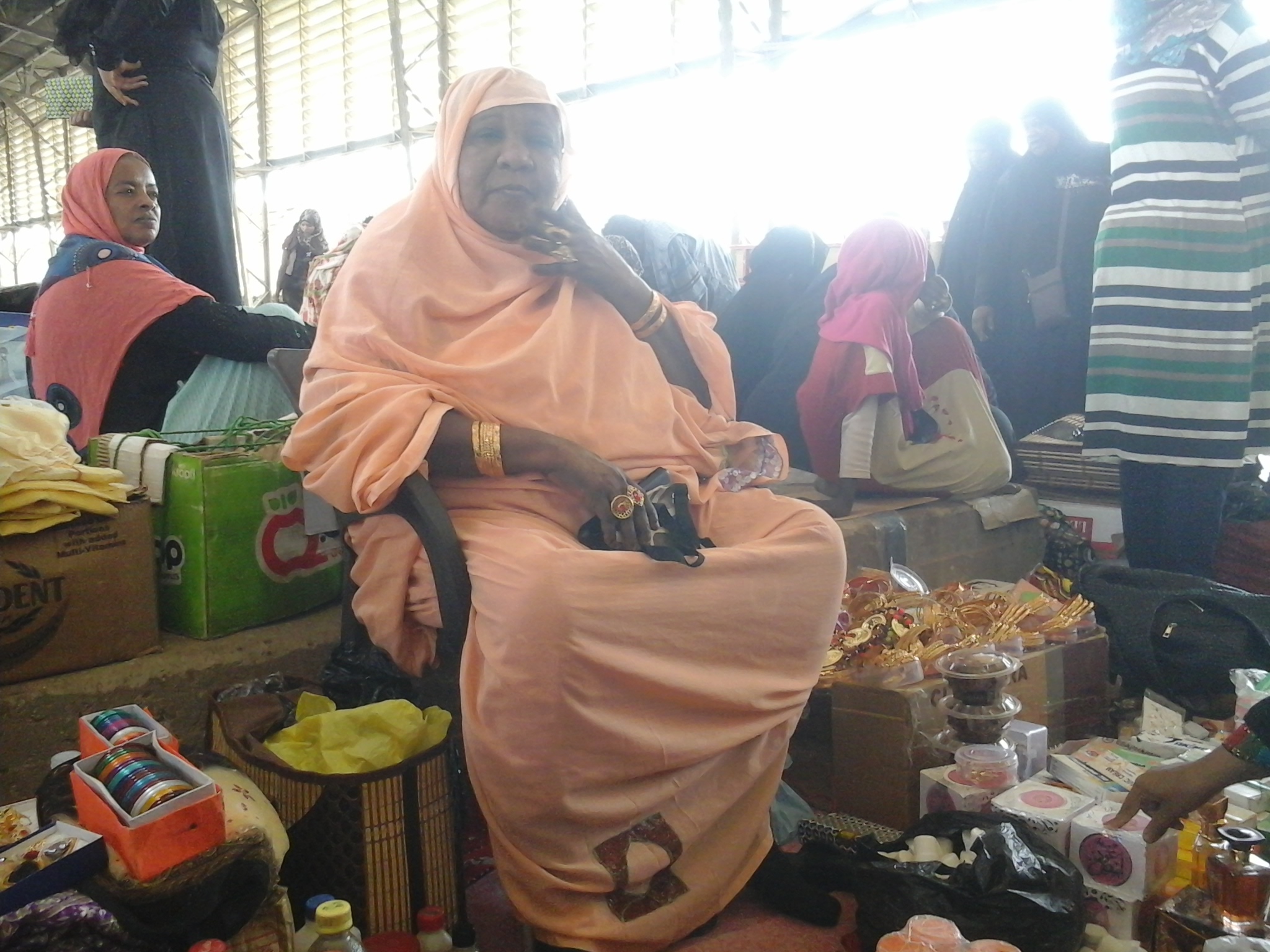 إحدى السيدات اللاتى يعملن فى تجارة المنتجات السودانية