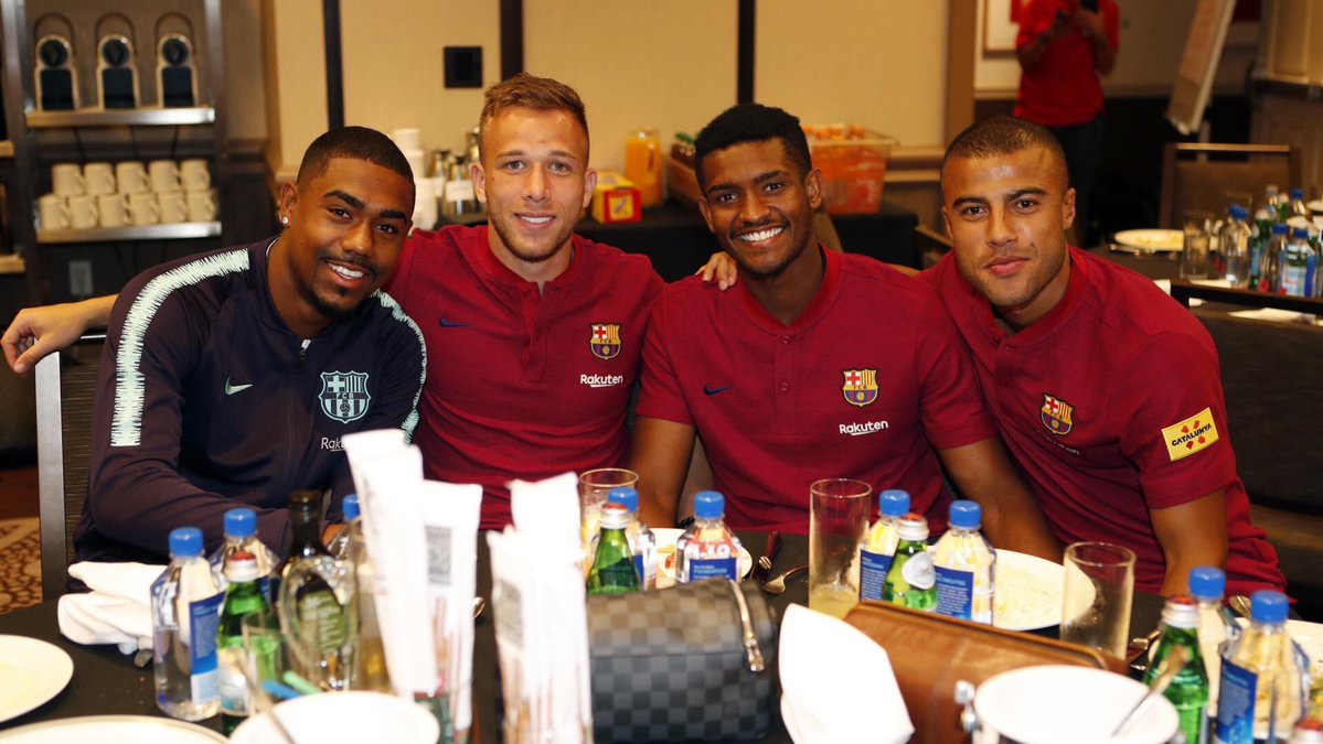 مالكوم وصورة جماعية مع لاعبى برشلونة