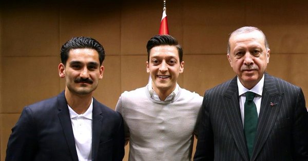 اوزيل مع اردوغان وجوندوجان