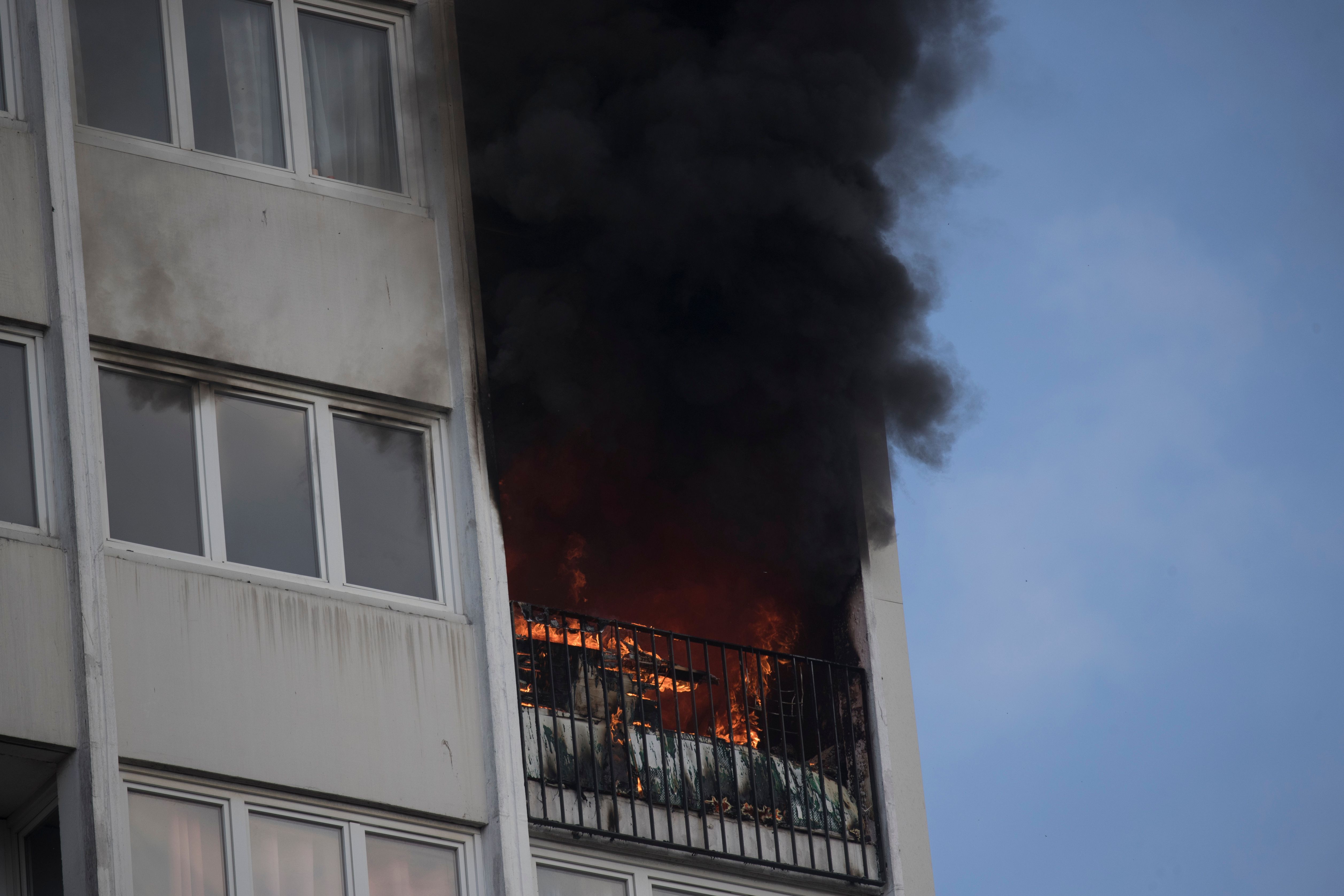 النيران تلتهم غرفة داخل المبنى