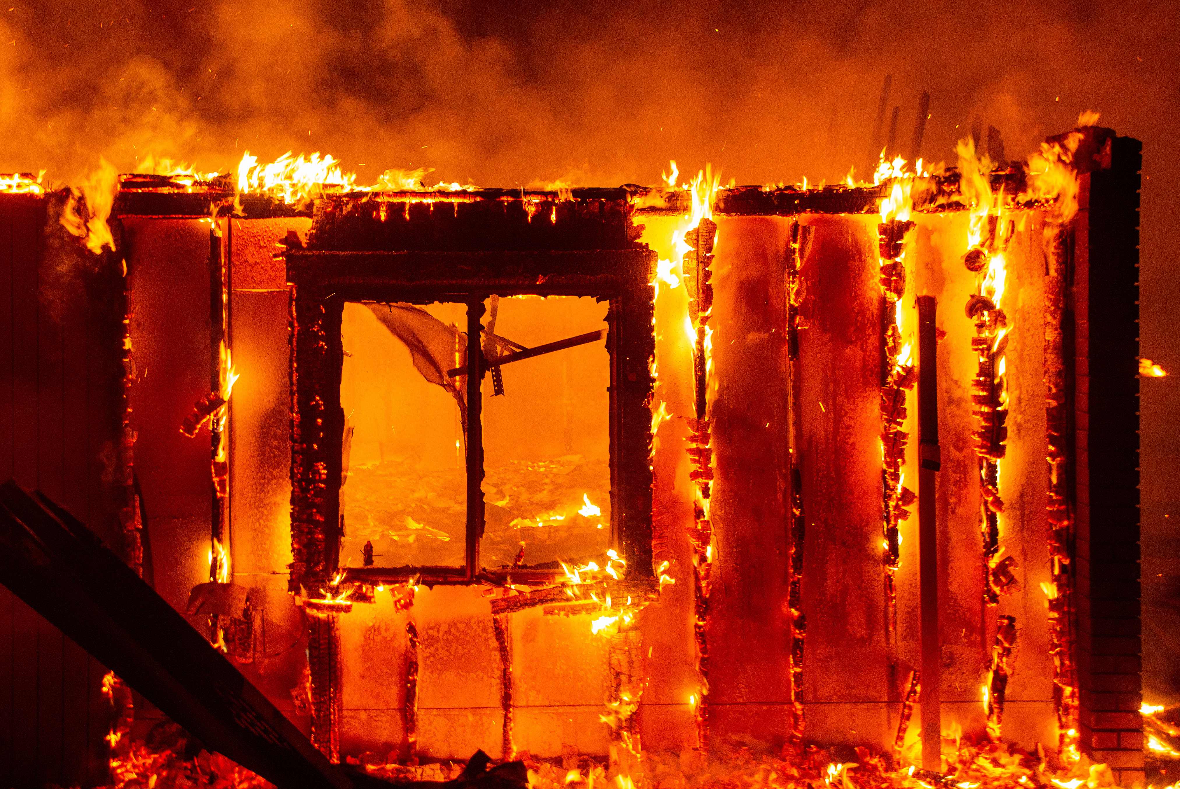 النيران تحرق منازل بكاليفورنيا