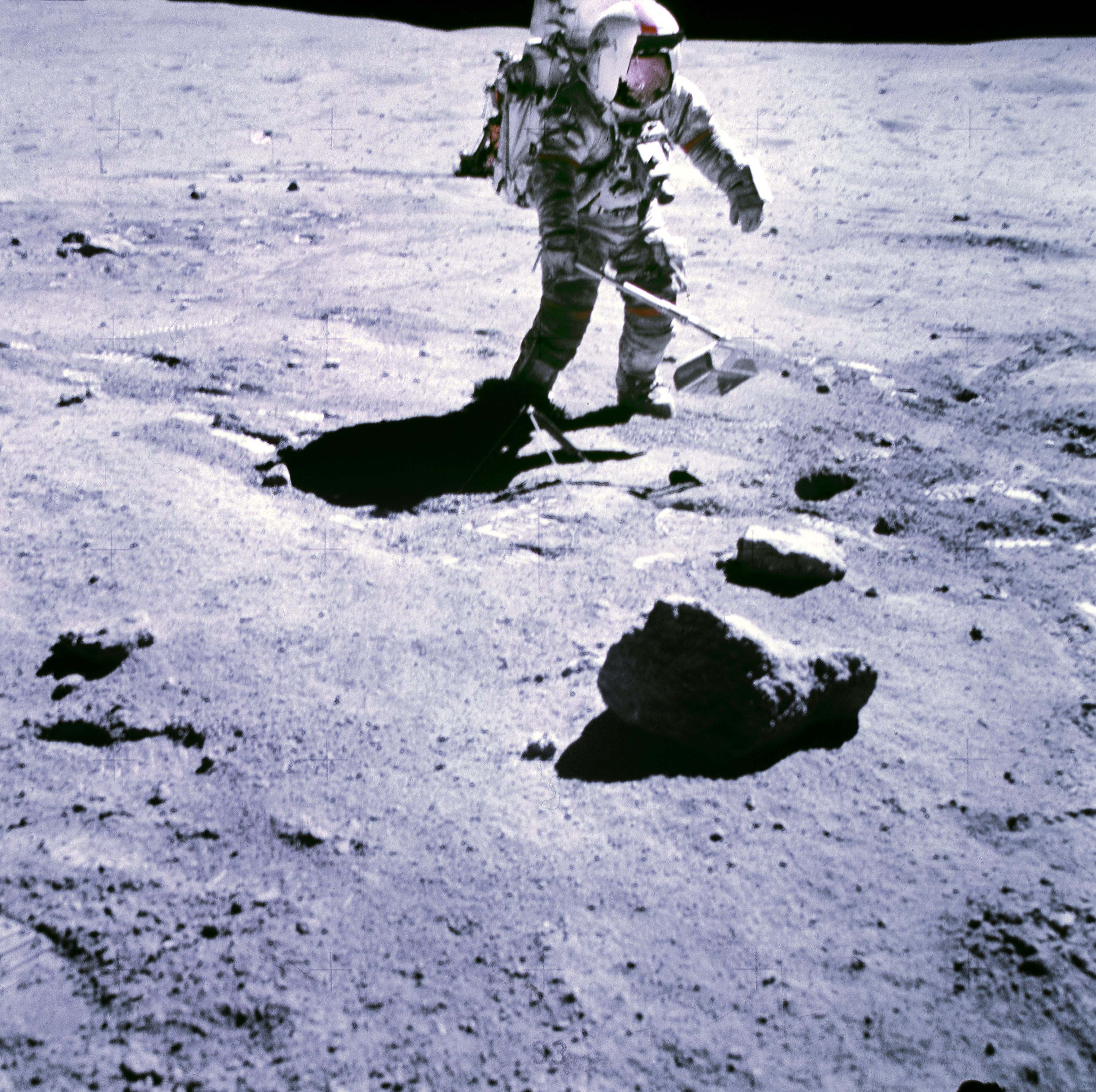 أحد رواد الفضاء في مهمة الفضاء أبولو 12