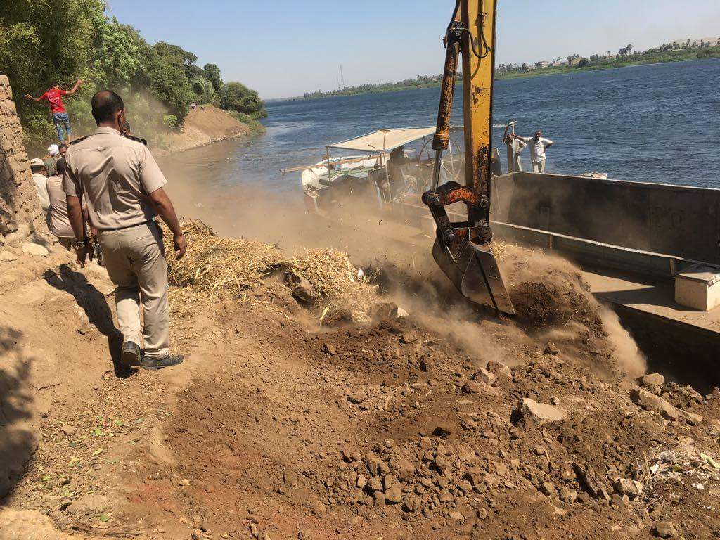  حماية نهر النيل بالأقصر تنفذ 12 قرار إزالة لمباني بزمام نهر النيل
