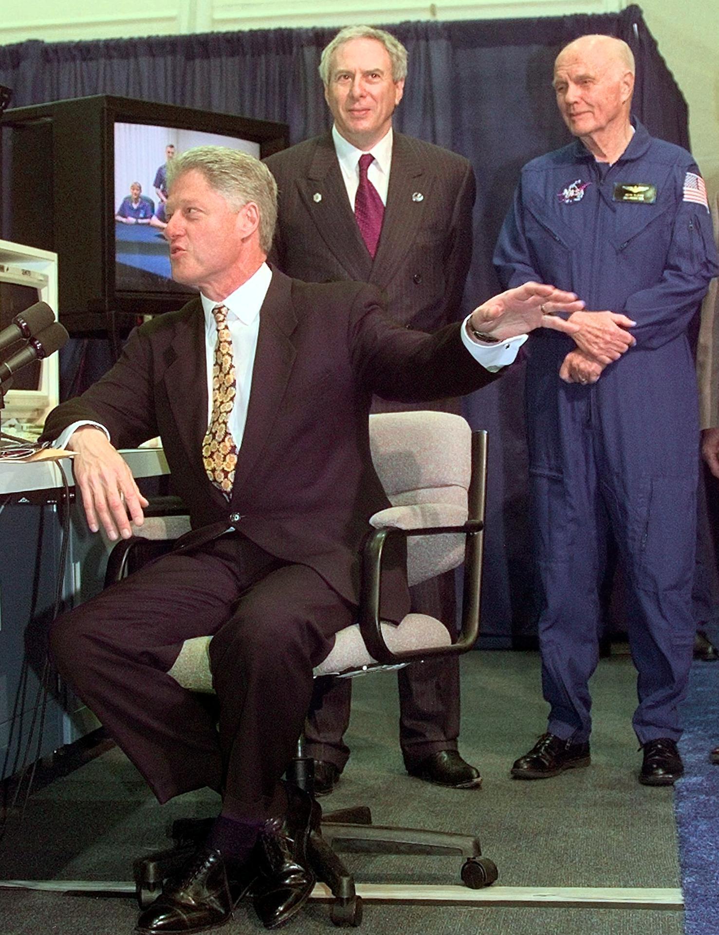 الرئيس الأمريكي  الأسبق بيل كلينتون  يتفقد أعمال ناسا
