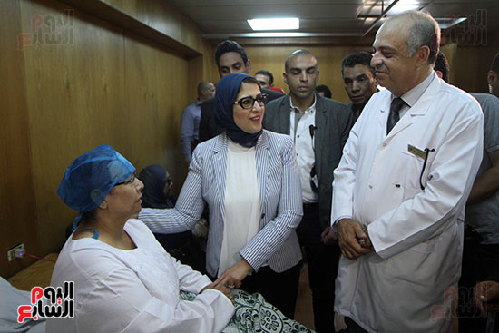 هالة زايد وزيرة الصحة تصل معهد الرمد لمتابعة مبادرة القضاء على قوائم الانتظار (13)