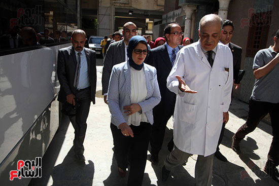 هالة زايد وزيرة الصحة تصل معهد الرمد لمتابعة مبادرة القضاء على قوائم الانتظار (19)
