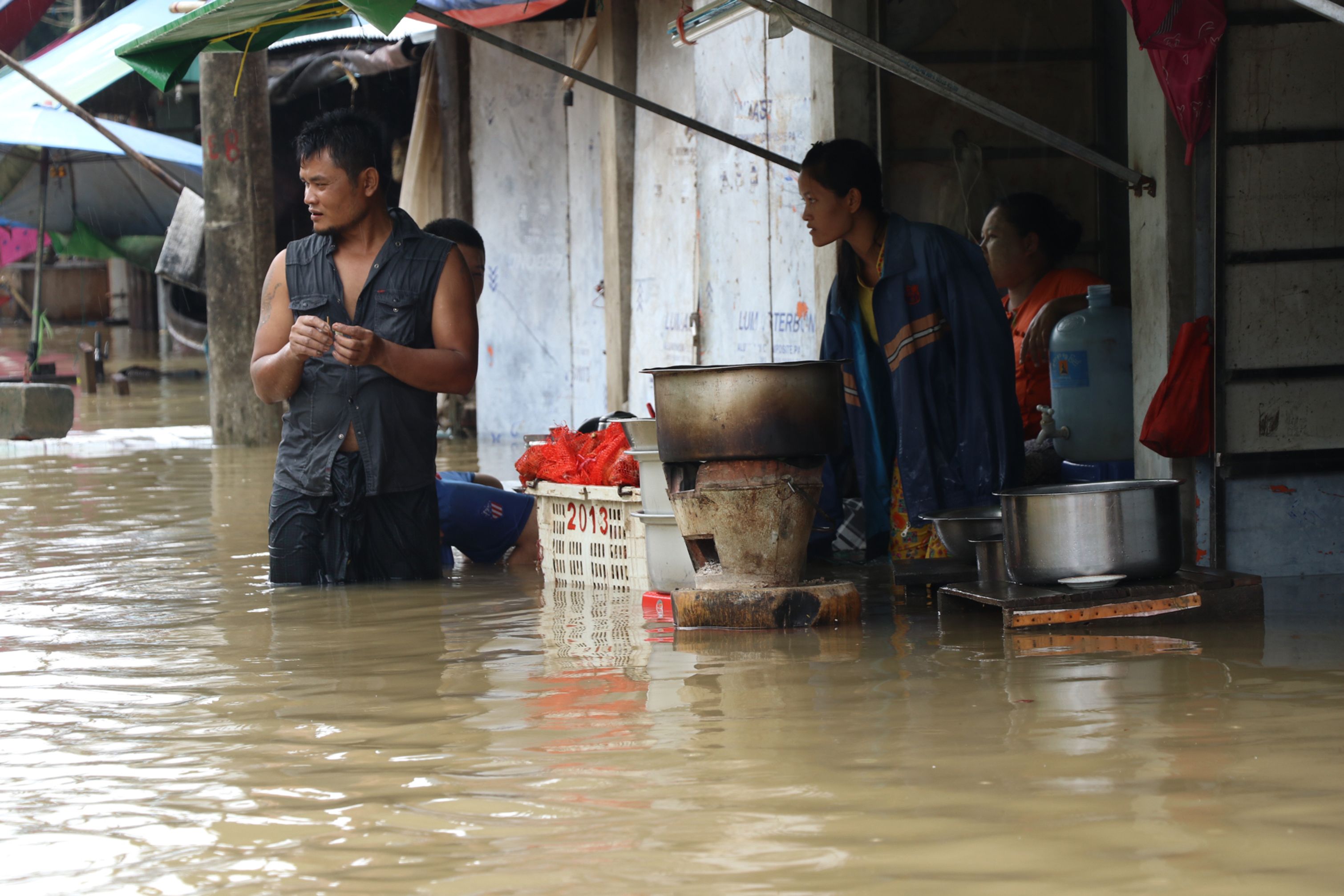 مواطن وسط مياه الفيضانات فى ميانمار