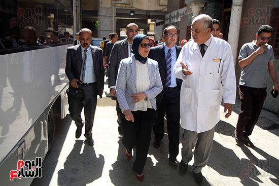 هالة زايد وزيرة الصحة تصل معهد الرمد لمتابعة مبادرة القضاء على قوائم الانتظار (18)