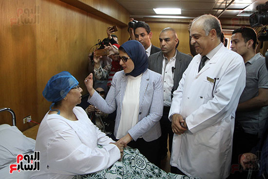 هالة زايد وزيرة الصحة تصل معهد الرمد لمتابعة مبادرة القضاء على قوائم الانتظار (14)