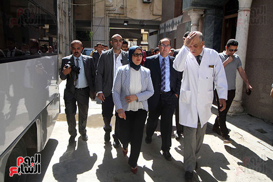 هالة زايد وزيرة الصحة تصل معهد الرمد لمتابعة مبادرة القضاء على قوائم الانتظار (17)