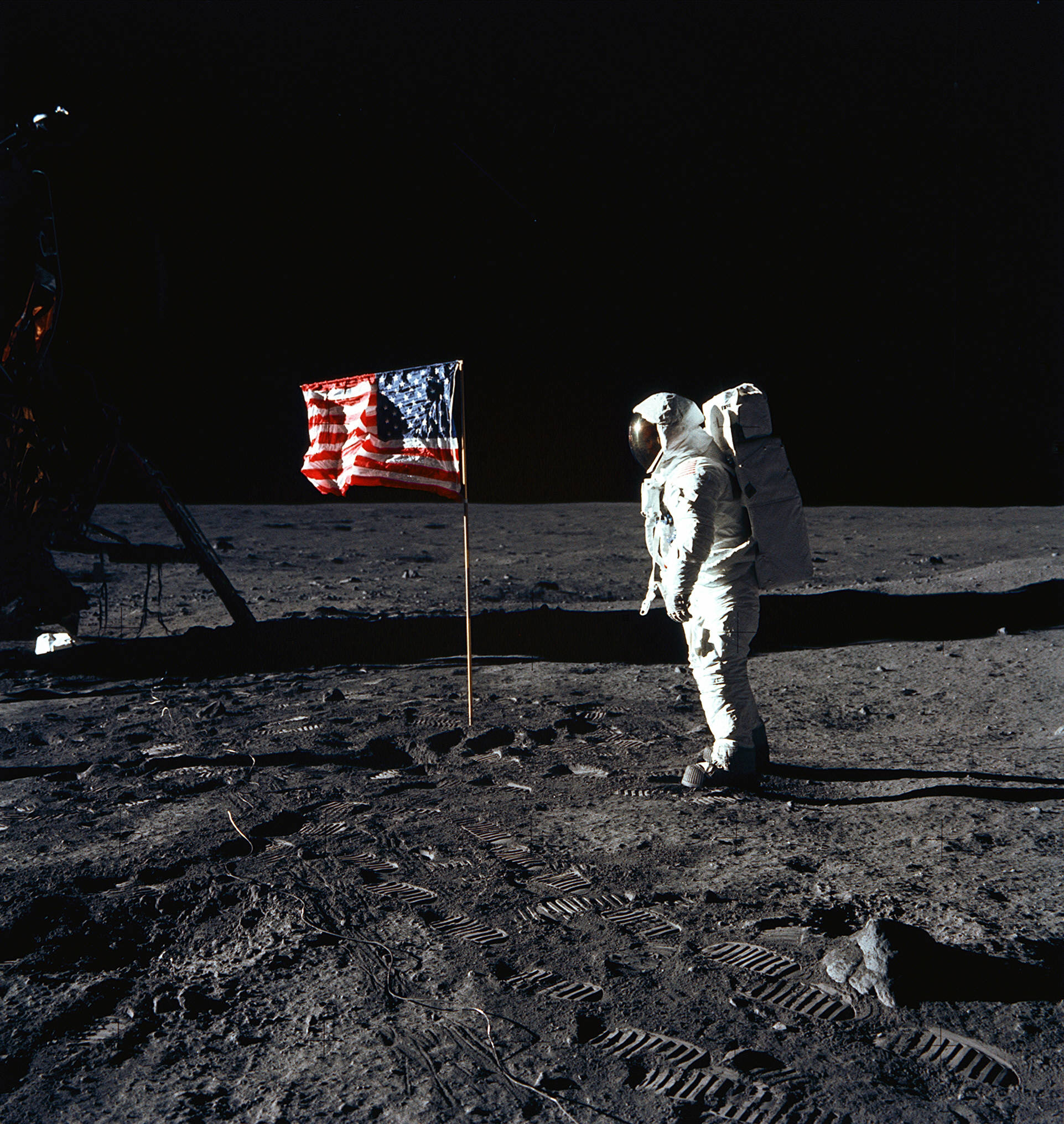 رائد الفضاء إدوين إلدرين في أول مهمة هبوط على سطح القمر