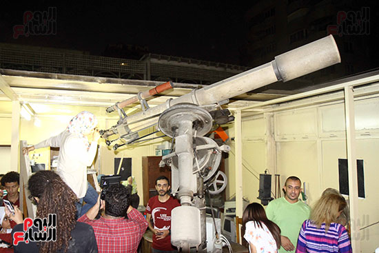 تليسكوب أمام مسجد مصطفى محمود لرصد ظاهرة الخسوف (1)