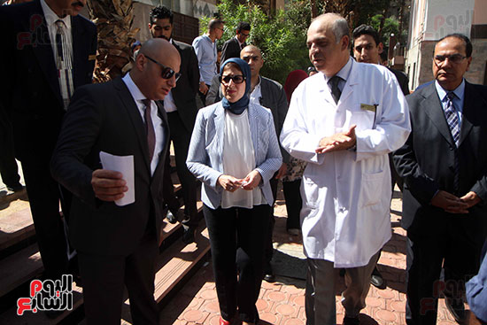 هالة زايد وزيرة الصحة تصل معهد الرمد لمتابعة مبادرة القضاء على قوائم الانتظار (20)