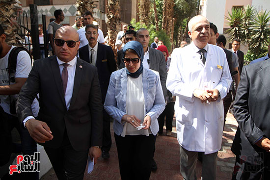 هالة زايد وزيرة الصحة تصل معهد الرمد لمتابعة مبادرة القضاء على قوائم الانتظار (22)