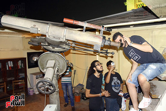 تليسكوب أمام مسجد مصطفى محمود لرصد ظاهرة الخسوف (6)