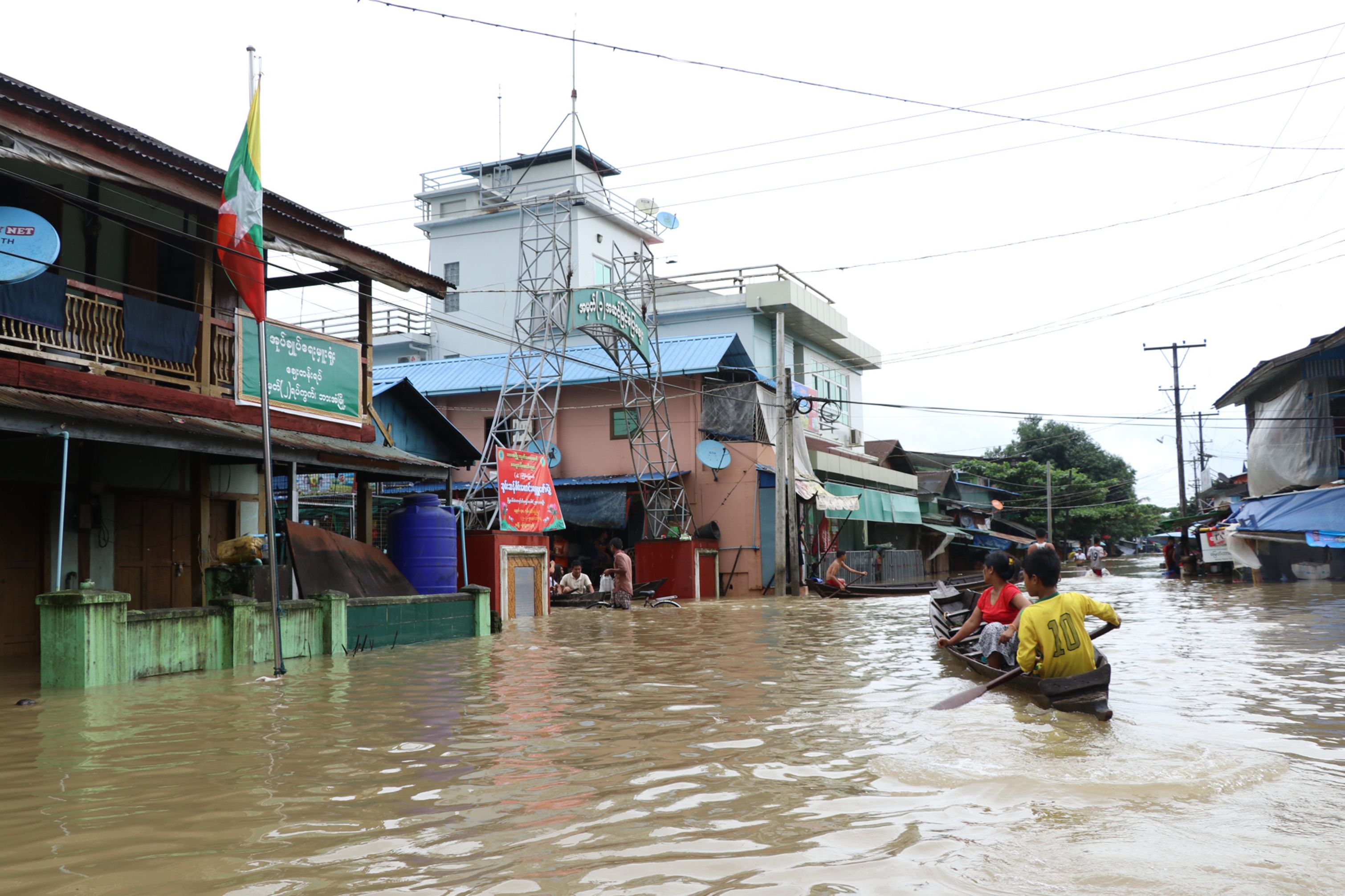 سكان يهربون من مياه الفيضانات فى ميانمار