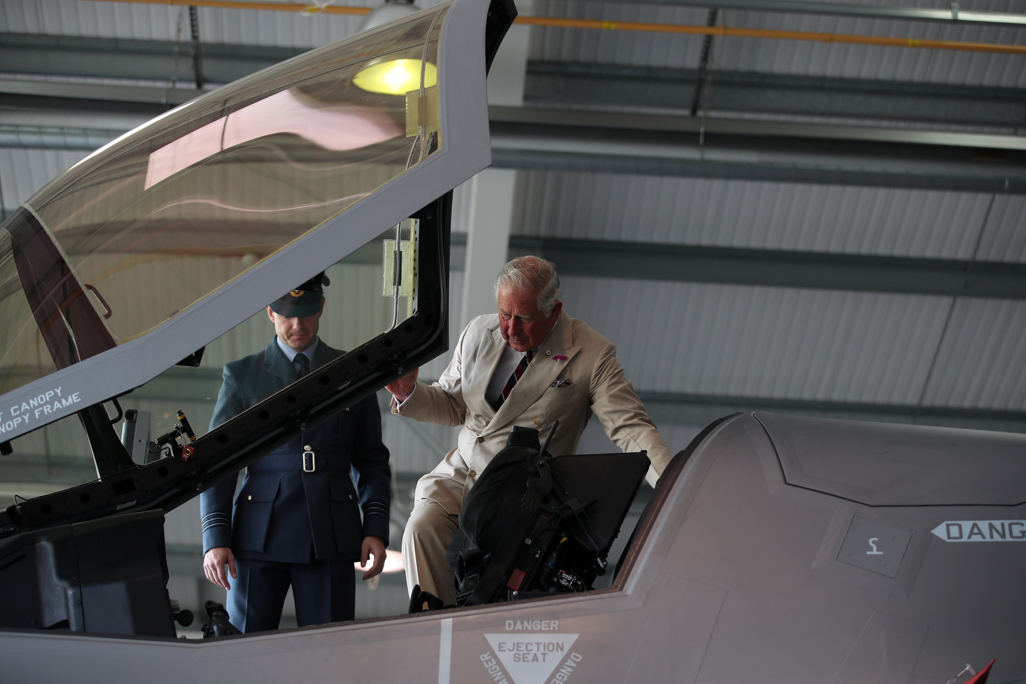 الأمير تشارلز يصعد للطائرة