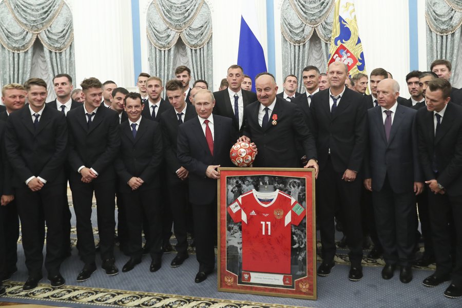 بوتين يكرم المنتخب الروسى