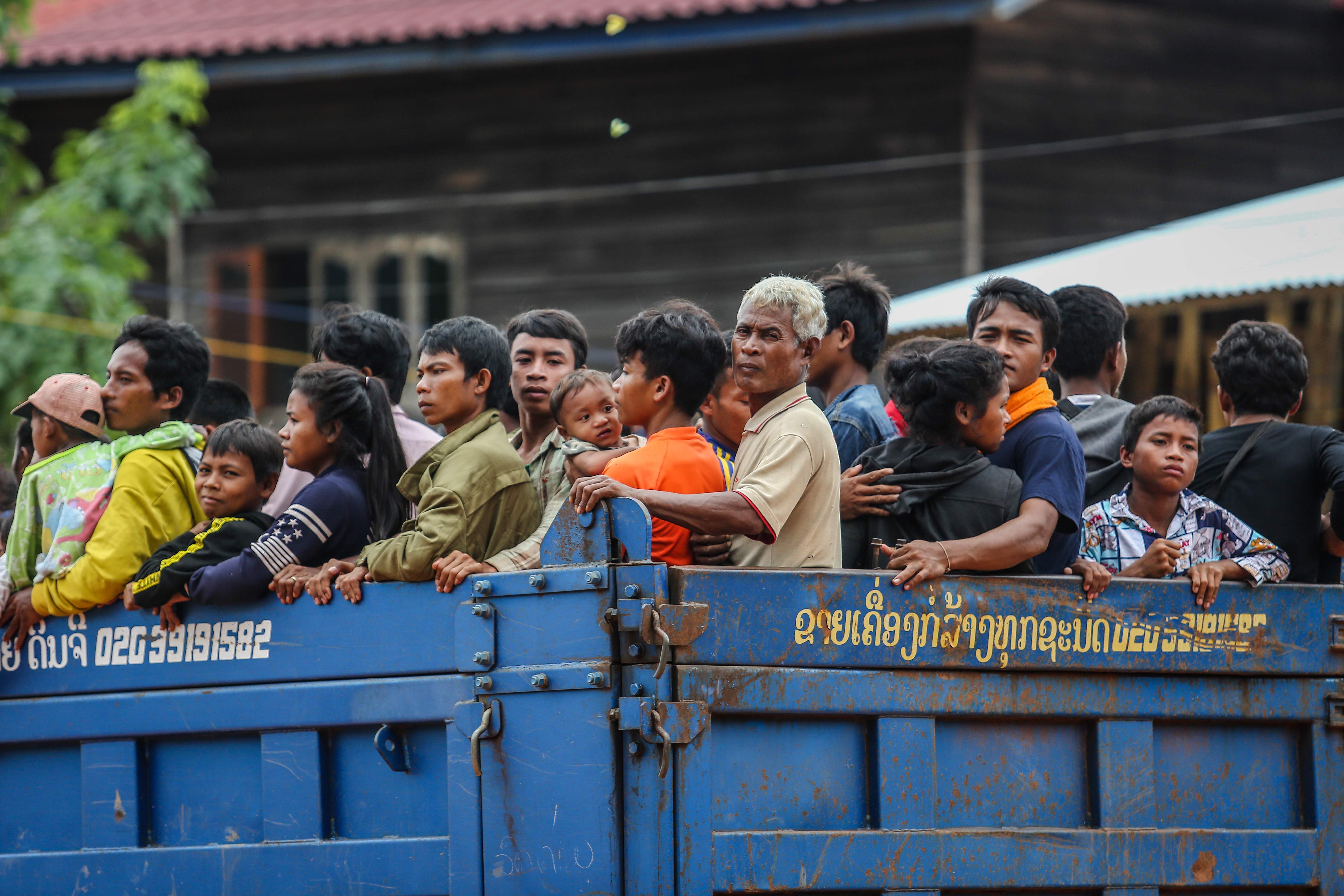 جانب من نقل الناجين من الفيضانات فى لاوس