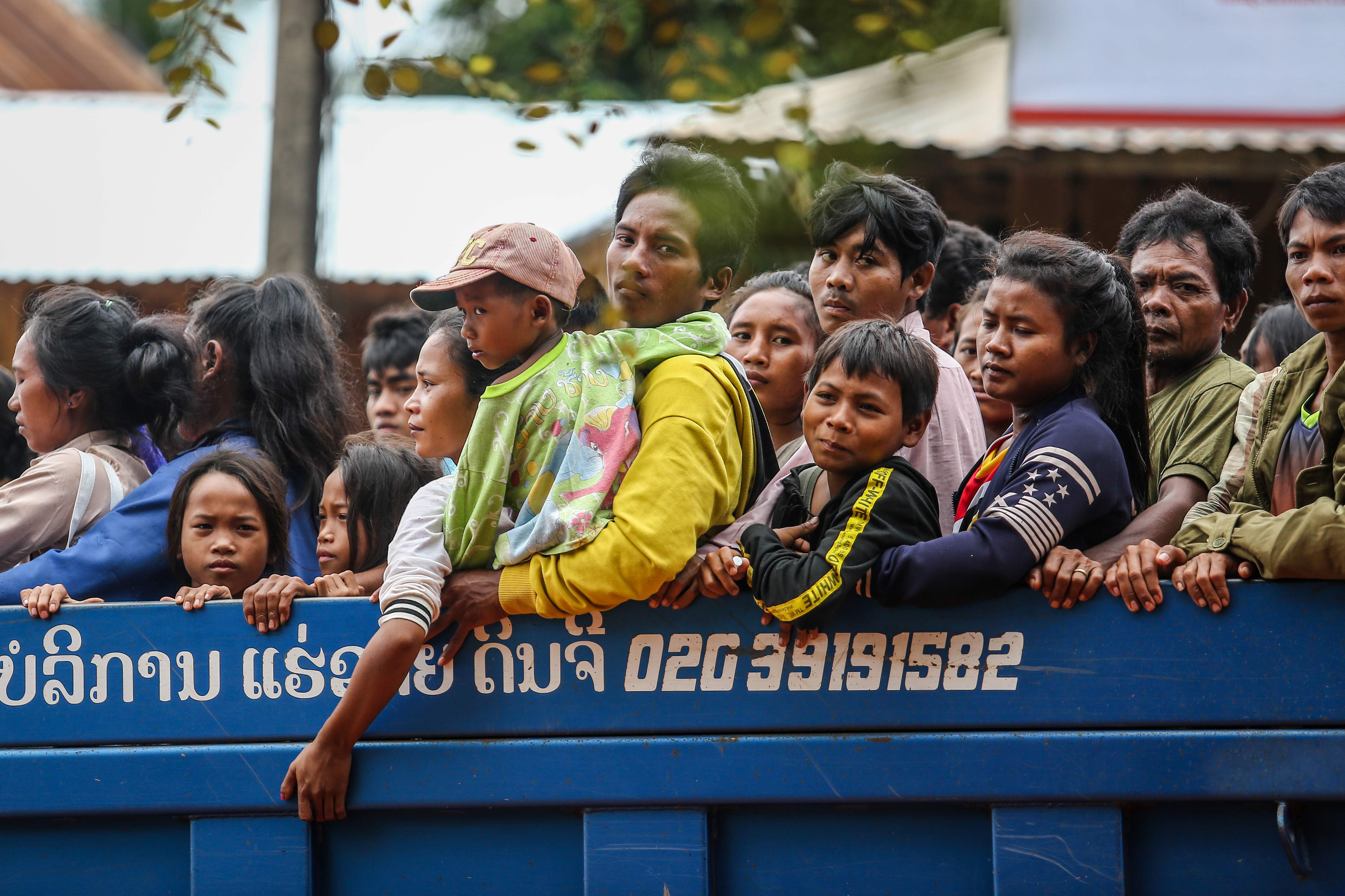 شاحنة تنقل الناجين من الفيضانات فى لاوس