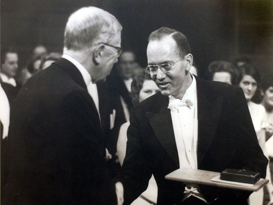 تشارلز تاونز خلال تسلمه جائزة نوبل فى الفيزياء