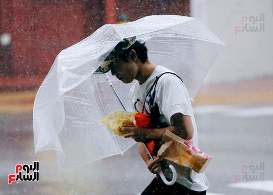 رجل يحمل مظلة