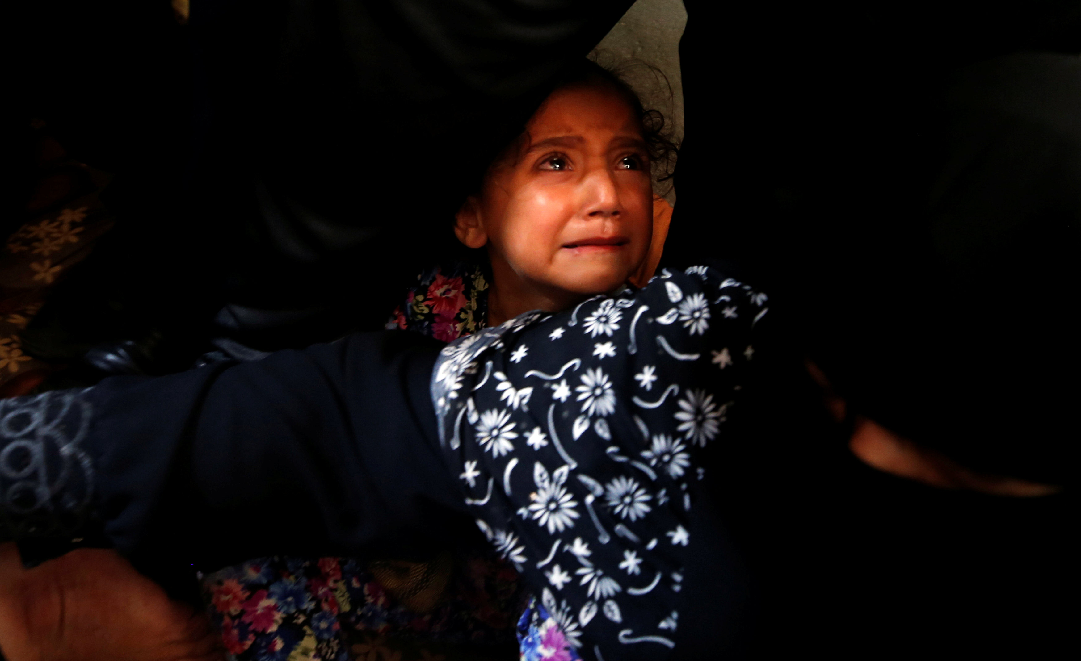 طفلة تبكى على الشهيد الفلسطينى