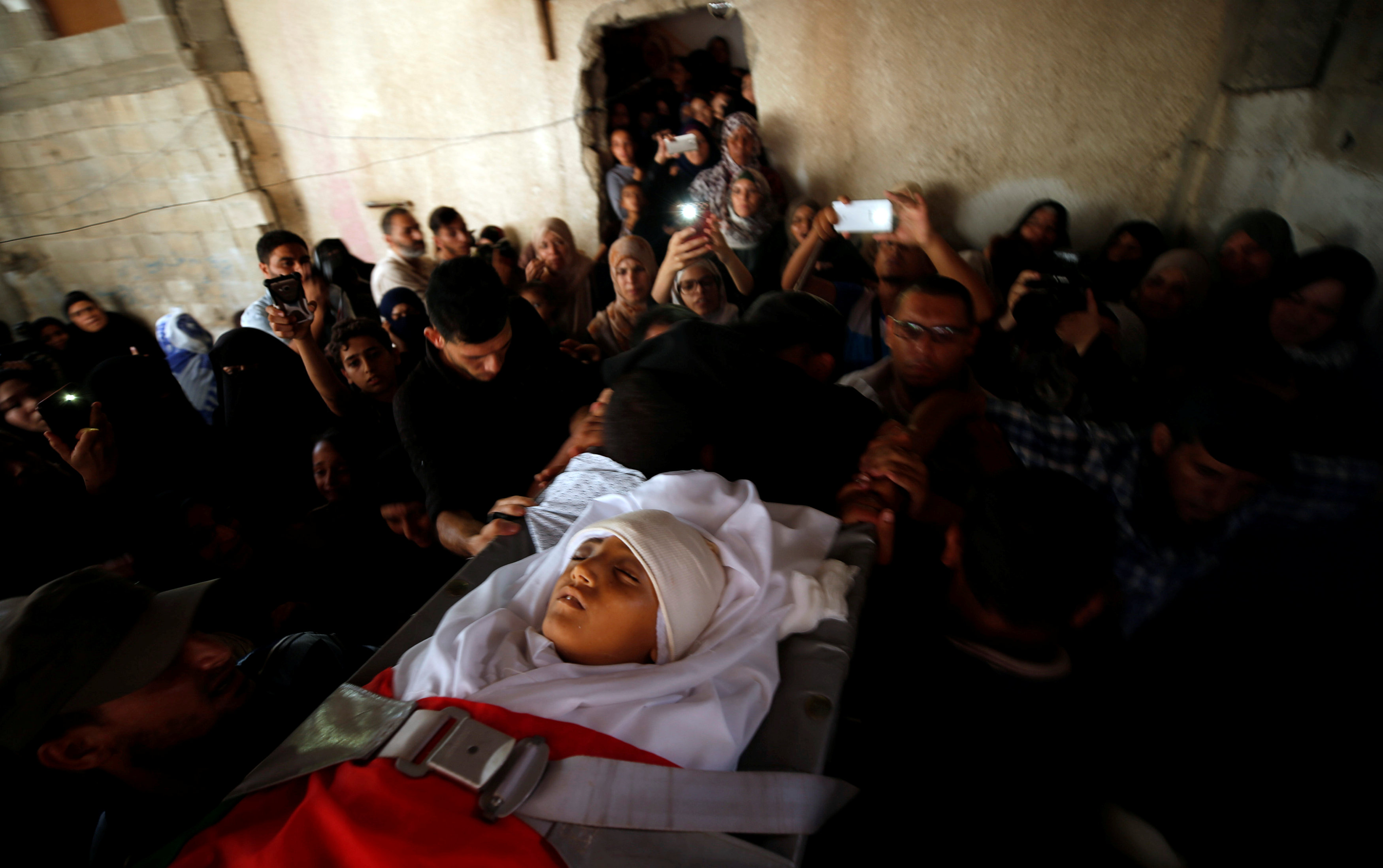 تشييع جثمان طفل فلسطينى بعد استشهاده على يد قوات الاحتلال الإسرائيلى