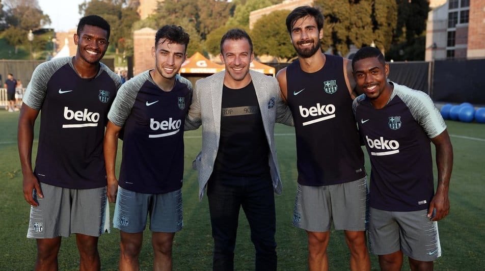 ديل بييرو مع لاعبى برشلونة