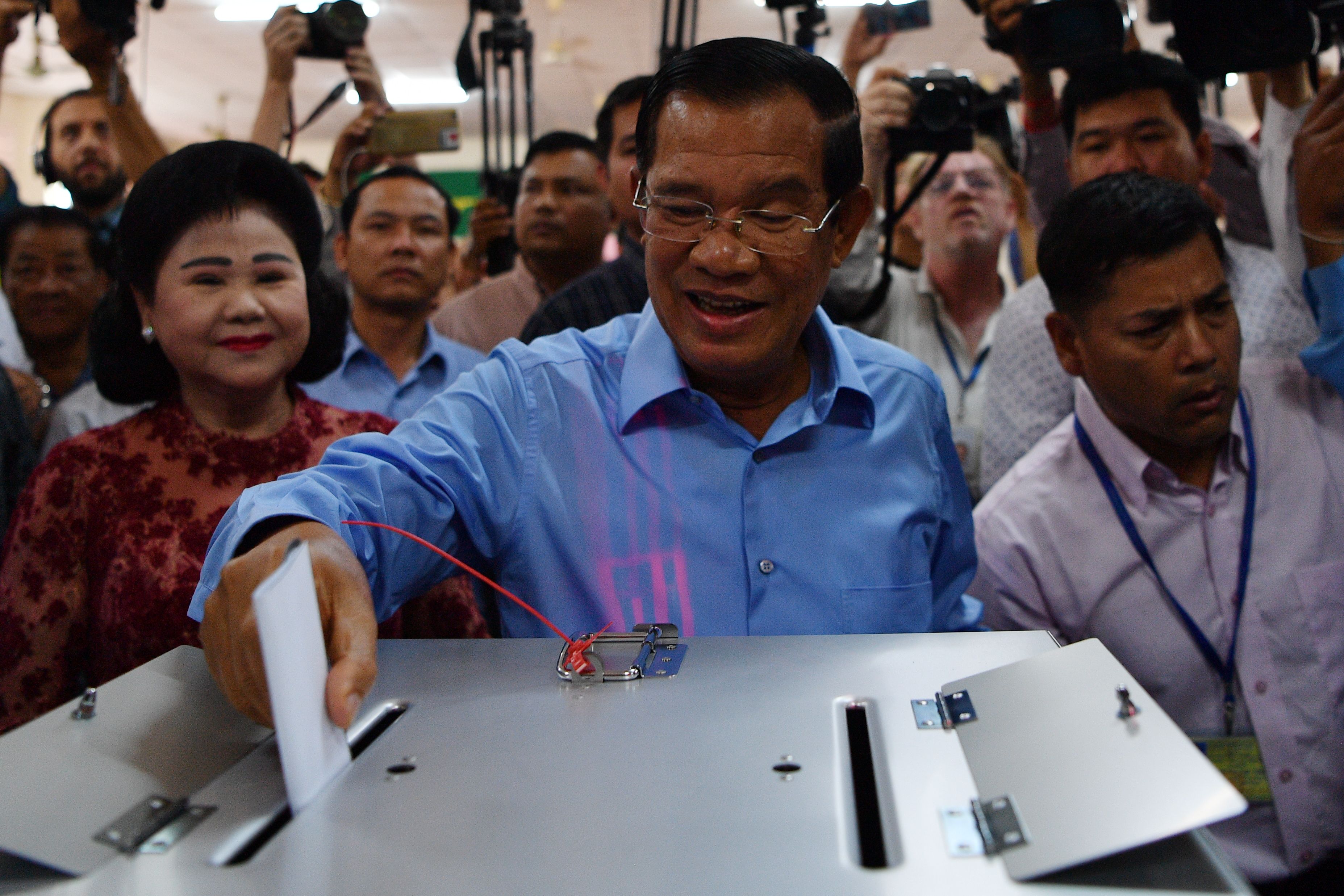 رئيس وزراء كمبوديا يدلى بصوته