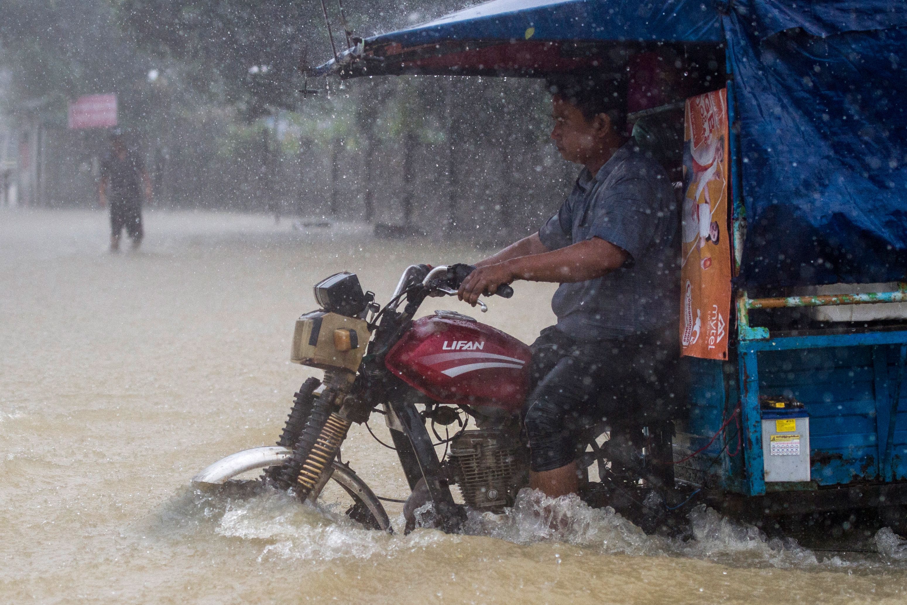 الفيضانات فى ميانمار (11)