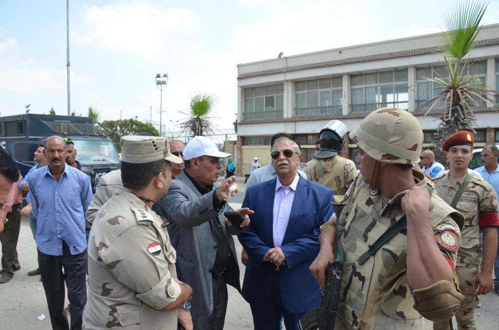 محافظ الإسماعيلية ومدير الأمن بحملة إزالة التعديات بمنطقة البلاجات (12)