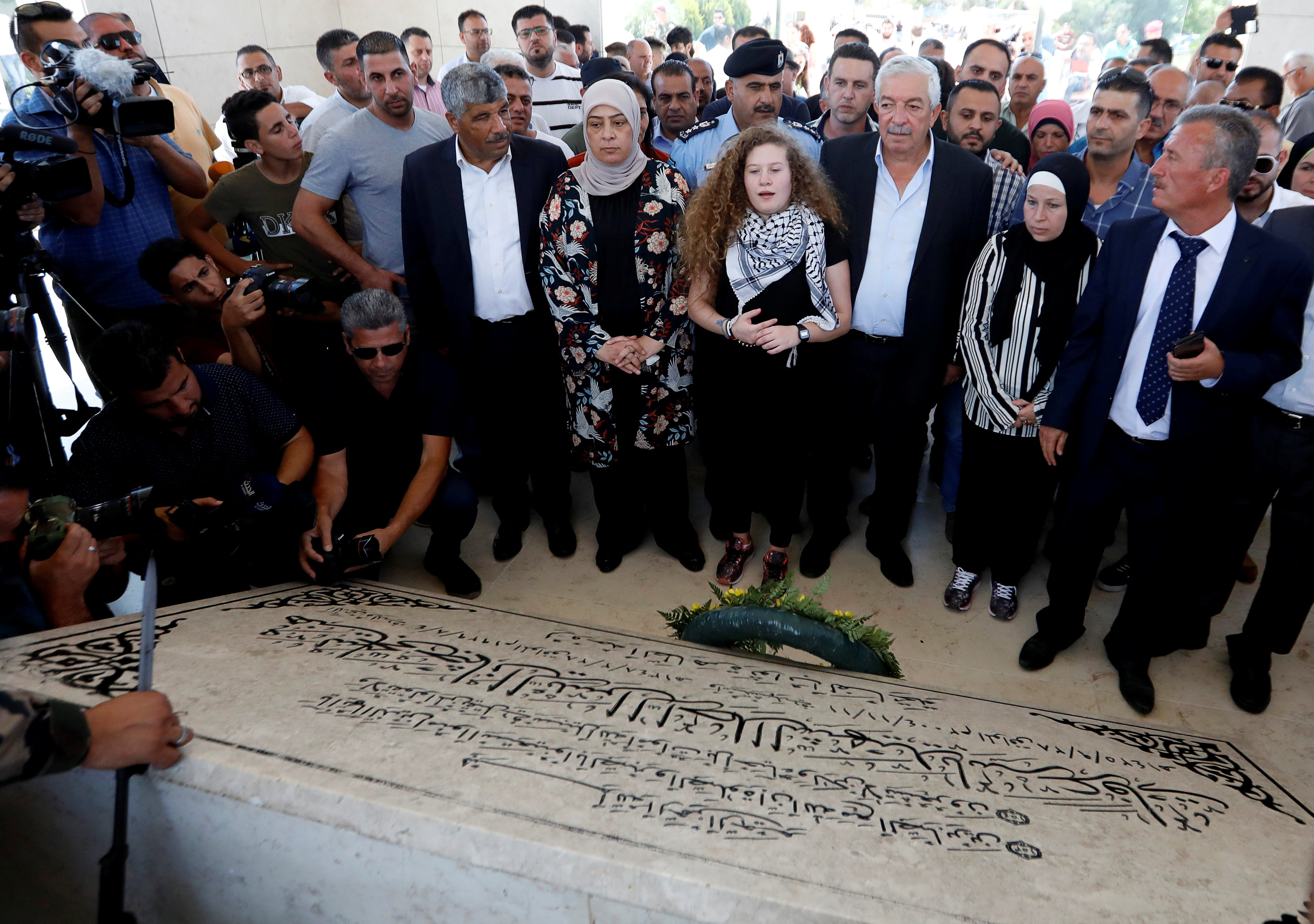 عهد التميمى داخل قبر الرئيس الراحل ياسر عرفات 
