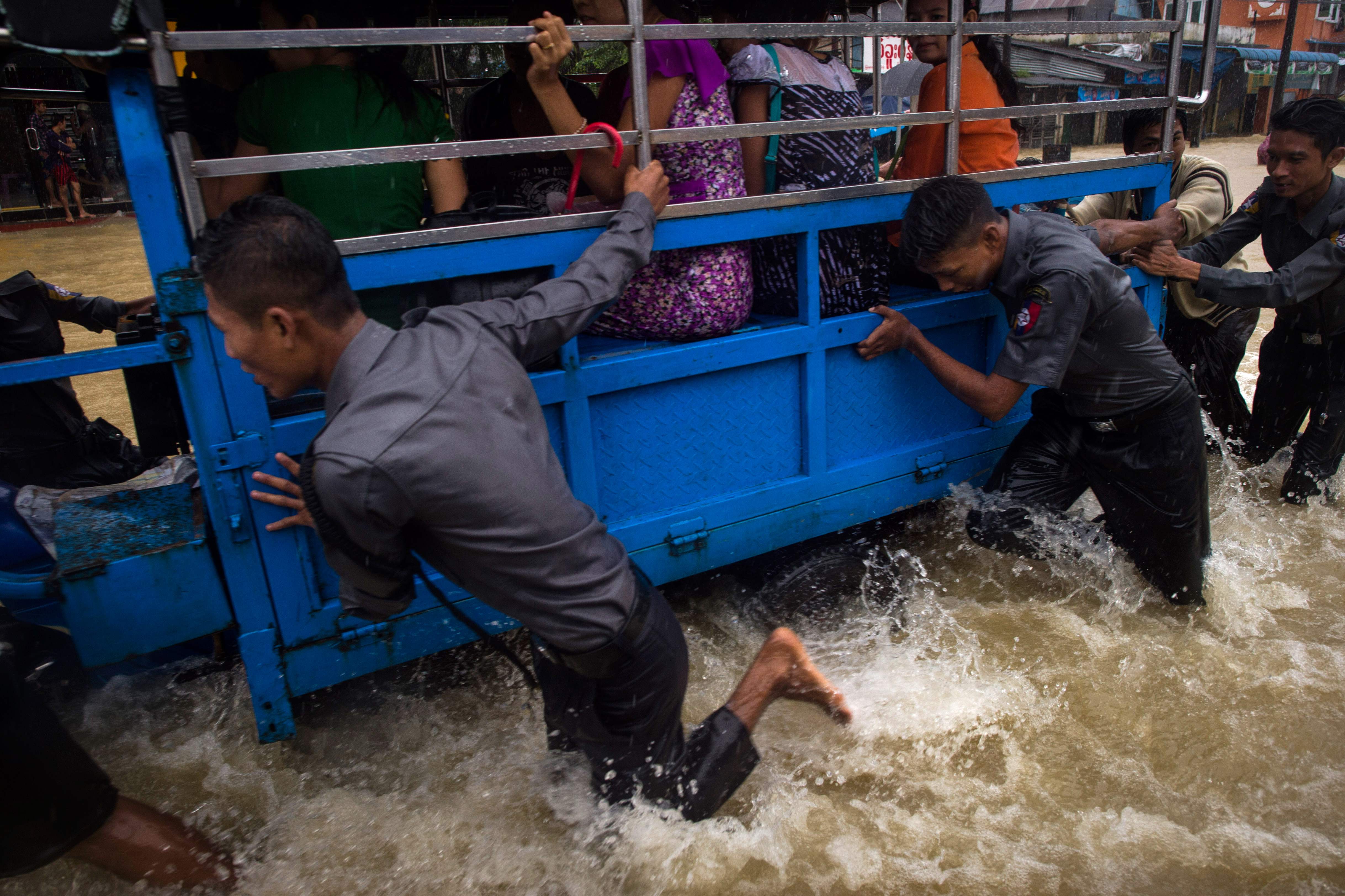الفيضانات فى ميانمار (3)