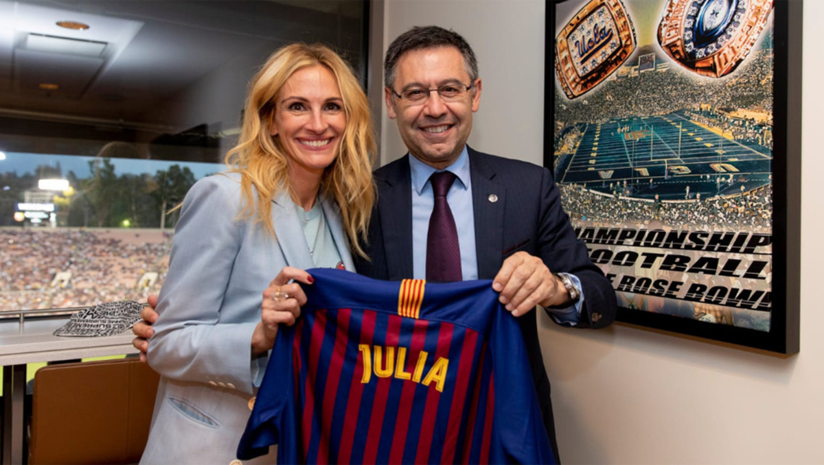 بارتوميو يهدى جوليا روبرتس قميص برشلونة