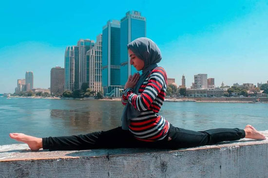 فتاة-تقوم-بحركات-لرياضة-الجمباز-بشوارع-القاهرة--(3)