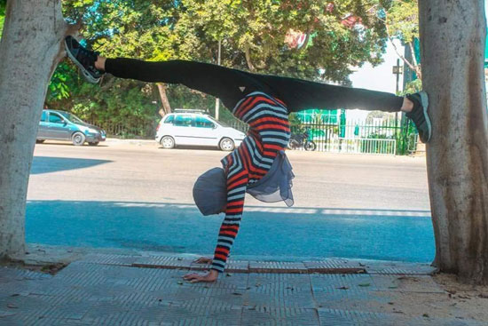فتاة-تقوم-بحركات-لرياضة-الجمباز-بشوارع-القاهرة--(6)