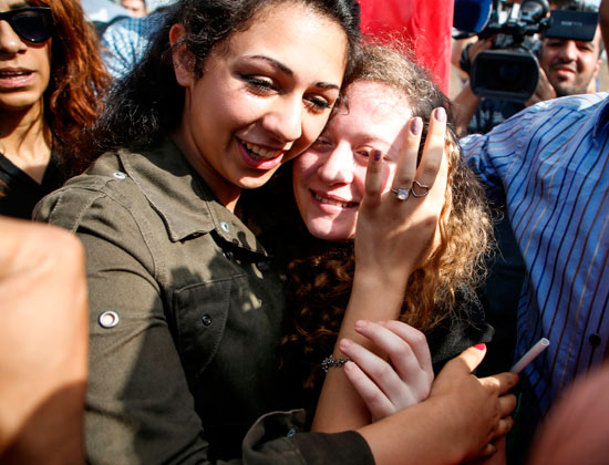 الناشطة الفلسطينية عهد التميمى عقب خروجها من السجن