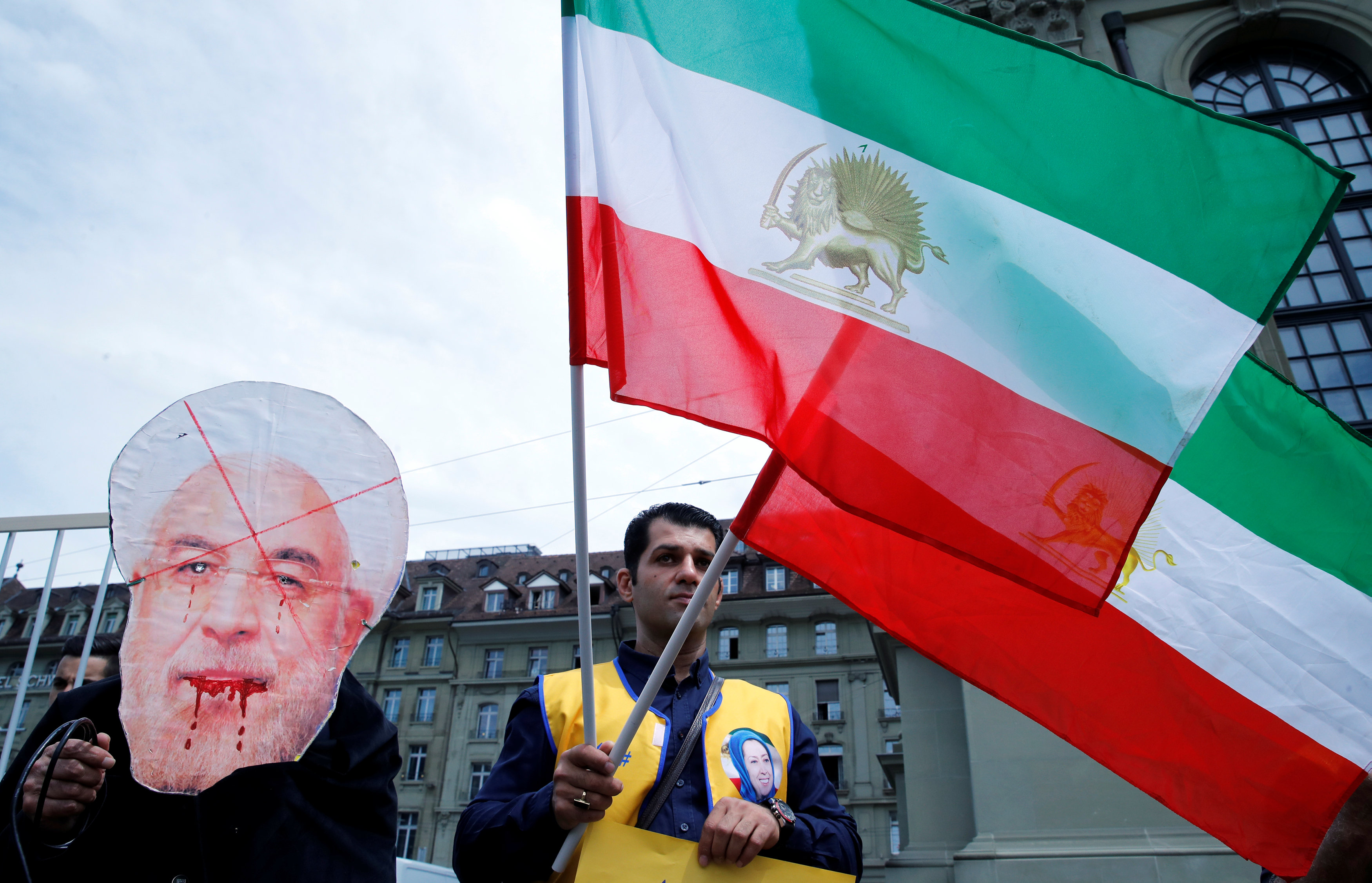 أعلام إيرانية تهيمن على المظاهرات